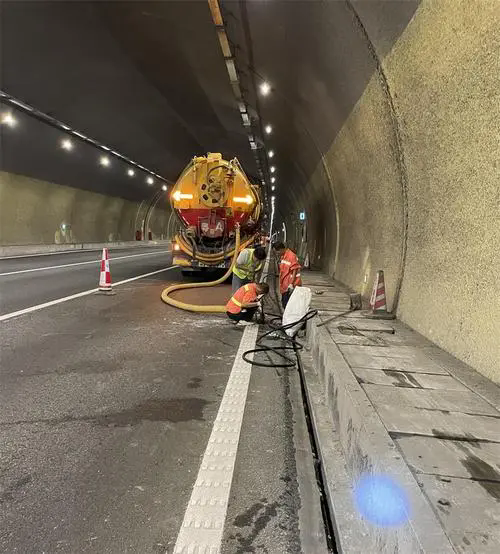 城区隧道排水渠清淤